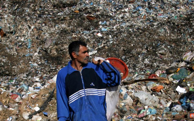 صور.. آلاف الأطنان من النفايات في مكب رفح