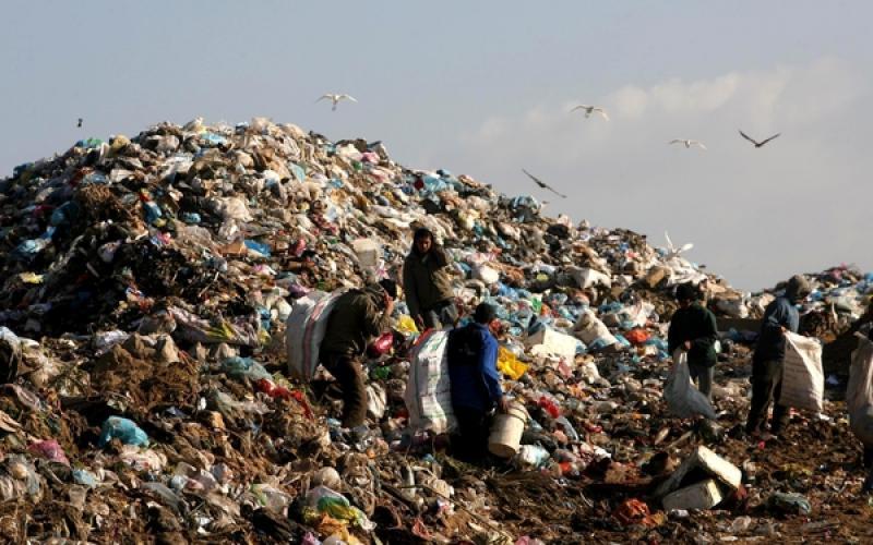 صور.. آلاف الأطنان من النفايات في مكب رفح