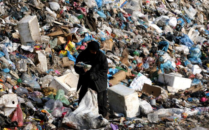 صور.. آلاف الأطنان من النفايات في مكب رفح