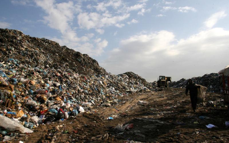 صور.. آلاف الأطنان من النفايات في مكب رفح
