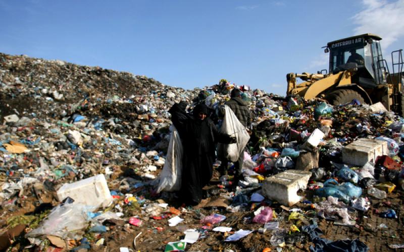 صور.. آلاف الأطنان من النفايات في مكب رفح