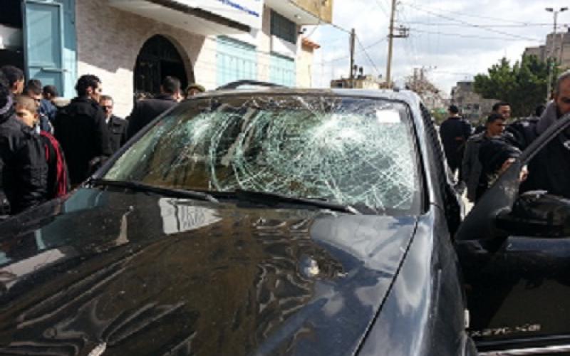 بالصور..غاضبون يعتدون على مقر الكهرباء بغزة
