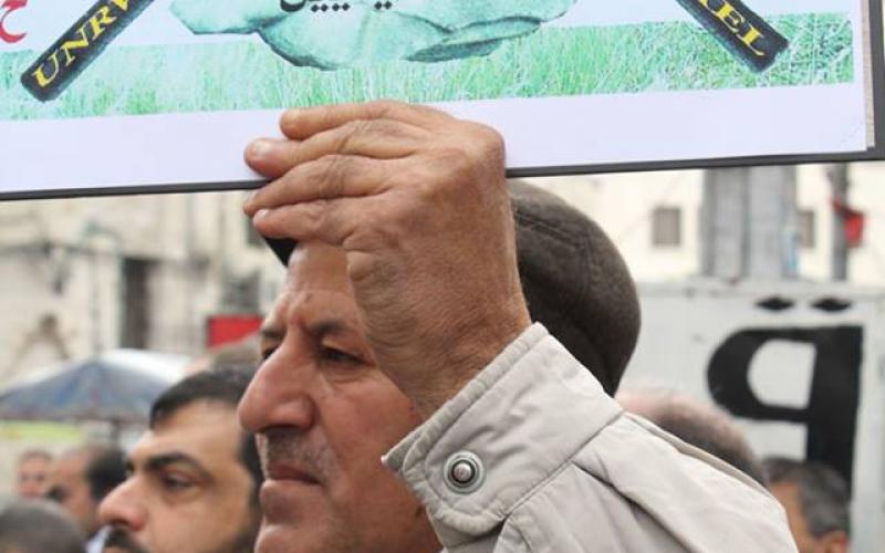 بالصور: موظفو "الوكالة" يصرون على انتزاع حقوقهم
