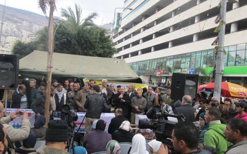 بالصور: موظفو "الوكالة" يصرون على انتزاع حقوقهم