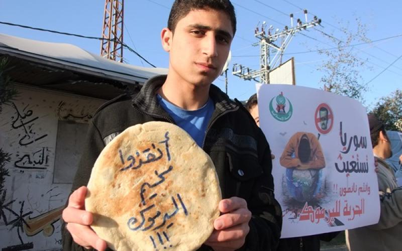 بالصور: وقفة بالوسطى تضامناً مع "اليرموك"