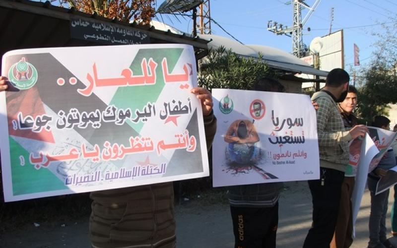 بالصور: وقفة بالوسطى تضامناً مع "اليرموك"