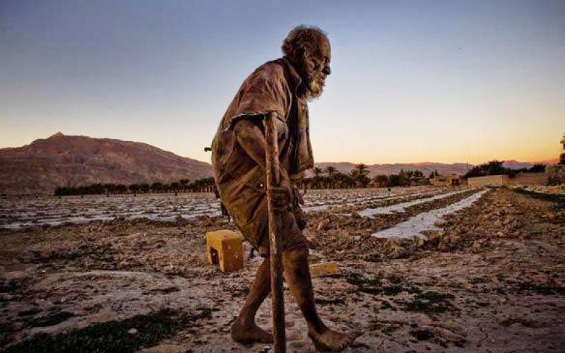 صور: إيراني لم يستحم منذ 60 عاماً