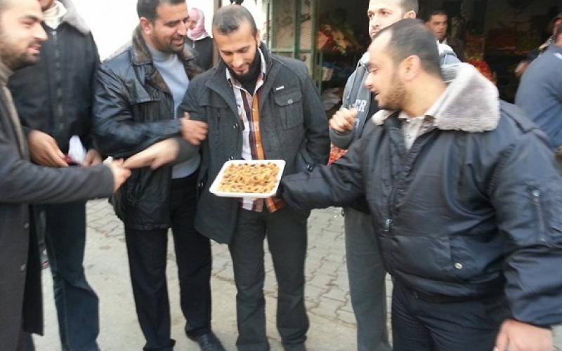 بالصور: توزيع "الحلوى" بغزة لموت شارون