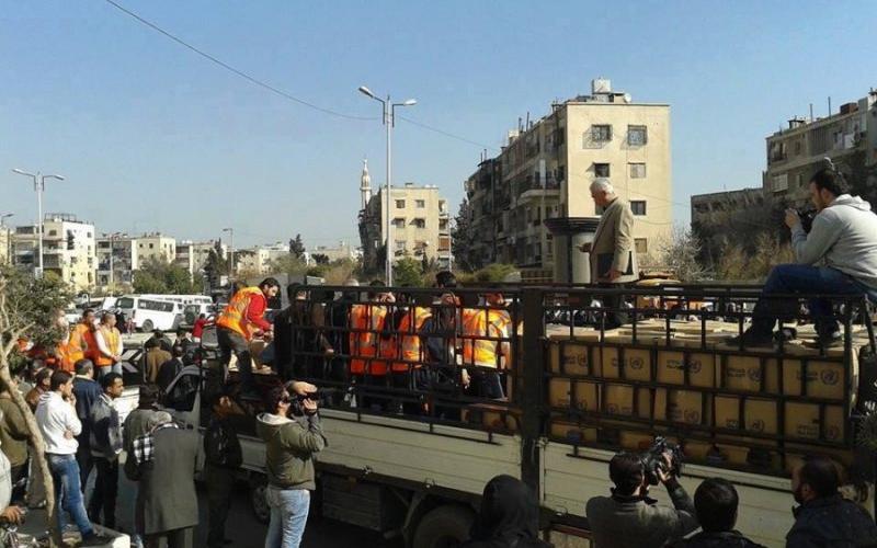 بالصور: بدء دخول مساعدات لمنكوبي اليرموك