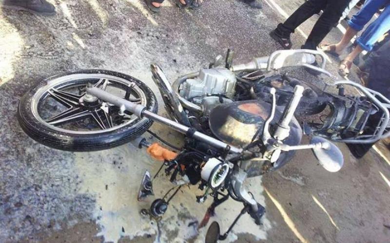 بالصور: استهداف دراجة نارية شمال غزة