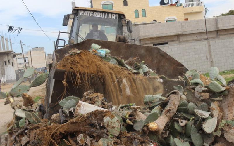 بالصور: حملة لإزالة التعديات بمدينة رفح