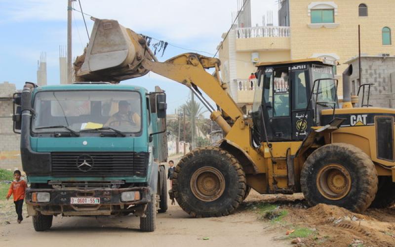 بالصور: حملة لإزالة التعديات بمدينة رفح