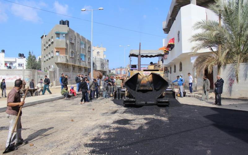 بالصور: بدء رصف المرحلة الثانية بشارع 12