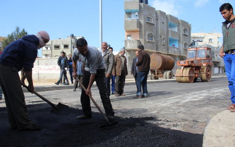 بالصور: بدء رصف المرحلة الثانية بشارع 12