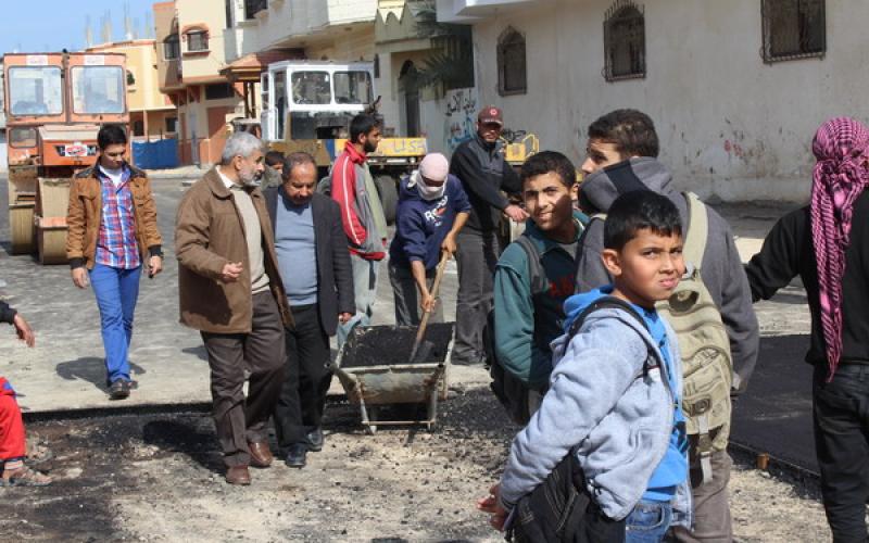 بالصور: بدء رصف المرحلة الثانية بشارع 12