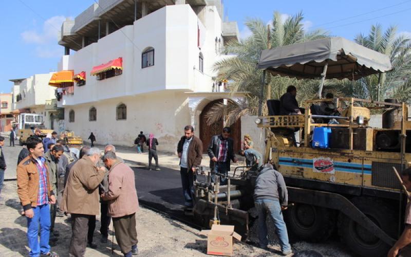 بالصور: بدء رصف المرحلة الثانية بشارع 12
