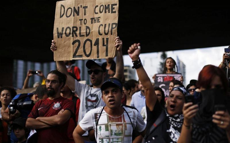 صور: برازيليون يحتجون ضد كأس العالم