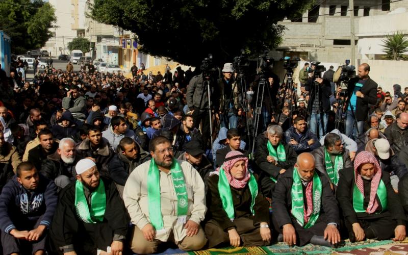 صور: صلاة الجمعة أمام مقر المندوب السامي