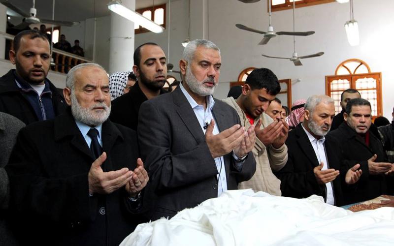 صور: هنية يصلي على شهداء عائلة "الهبيل"