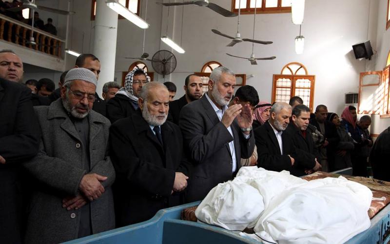 صور: هنية يصلي على شهداء عائلة "الهبيل"