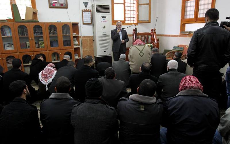 صور: هنية يصلي على شهداء عائلة "الهبيل"