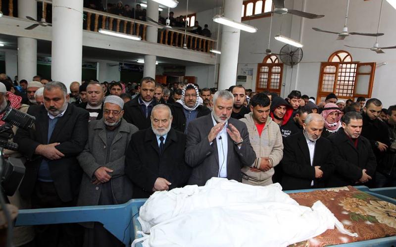 صور: هنية يصلي على شهداء عائلة "الهبيل"