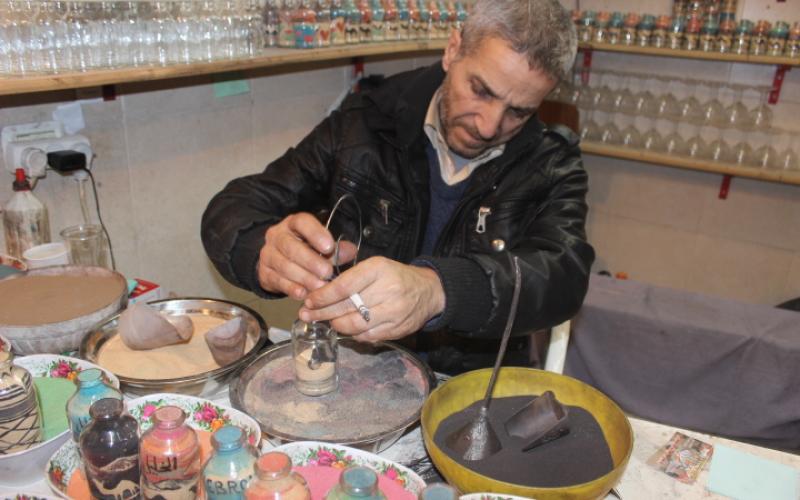 صور: الرسم بالرمل في البلدة القديمة بالخليل