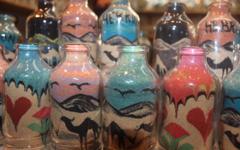 صور: الرسم بالرمل في البلدة القديمة بالخليل