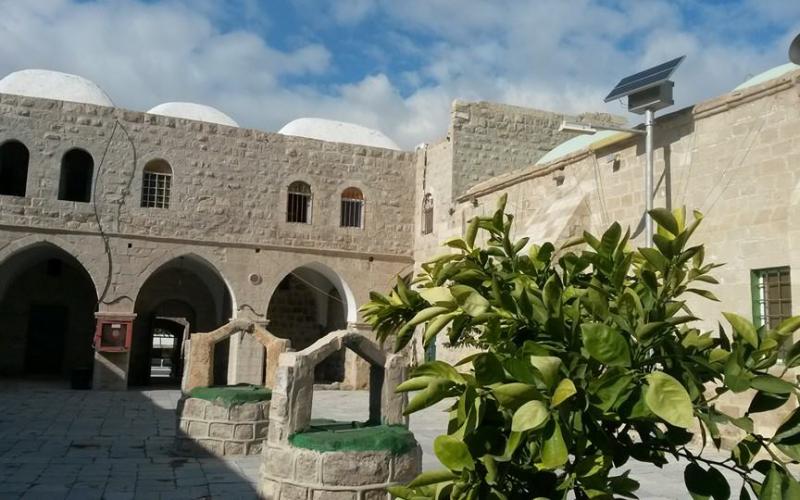 بالصور: بلدية رفح توزع كسوة الشتاء