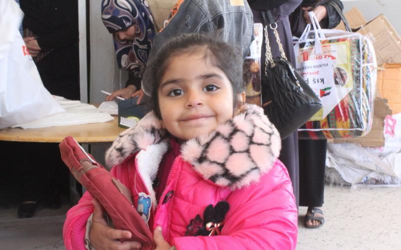 بالصور: بلدية رفح توزع كسوة الشتاء