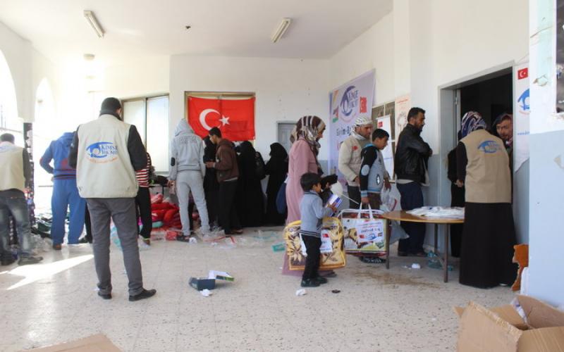 بالصور: بلدية رفح توزع كسوة الشتاء