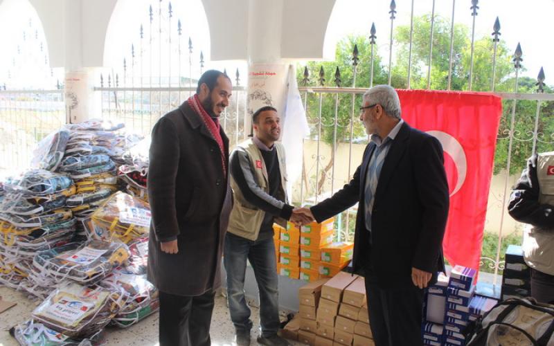 بالصور: بلدية رفح توزع كسوة الشتاء