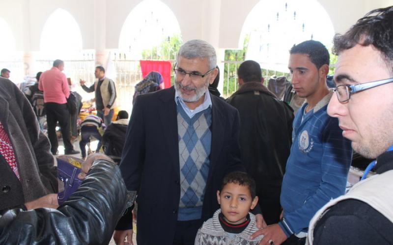 بالصور: بلدية رفح توزع كسوة الشتاء