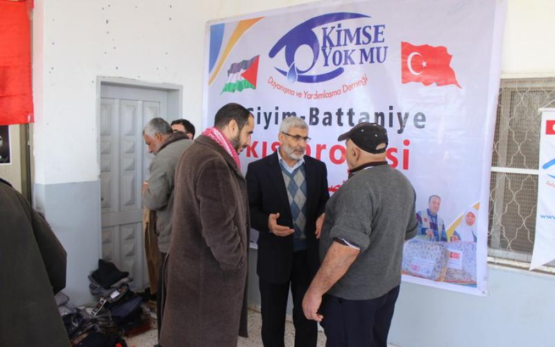 بالصور: بلدية رفح توزع كسوة الشتاء