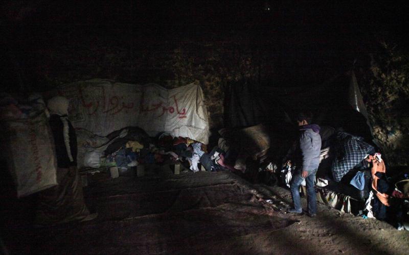 صور: عائلة تعيش في خربة لا تقيهم البرد بالخليل