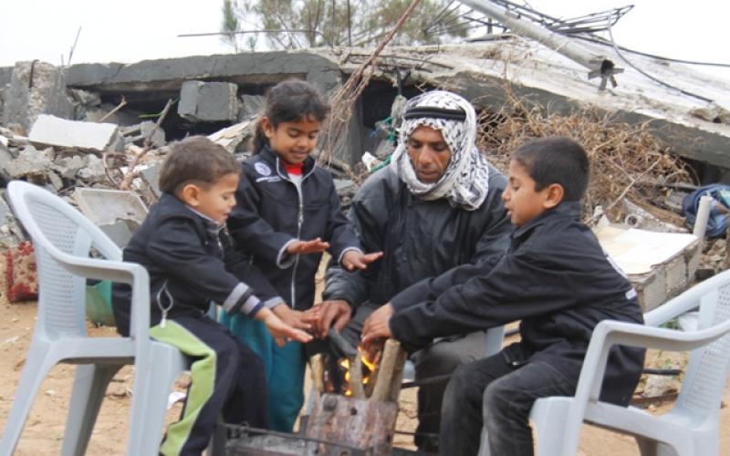 بالصور: المواطن "عرفات" .. آلام برد قاسية يسببها تأخر الاعمار