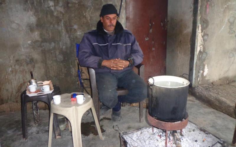 بالصور: عائلة من 8 أفراد تتجرع البرد دون كهرباء