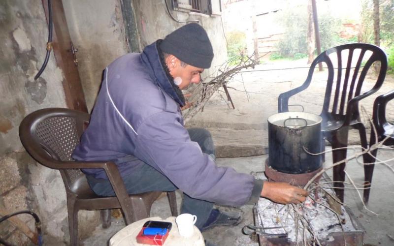 بالصور: عائلة من 8 أفراد تتجرع البرد دون كهرباء
