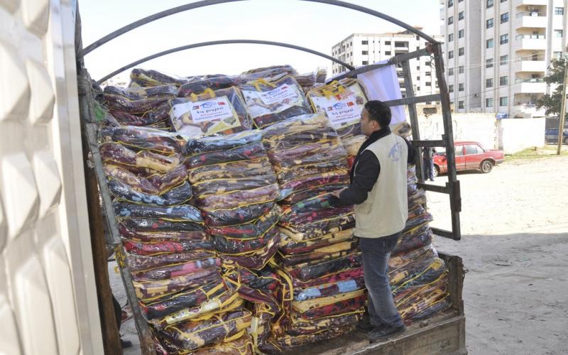 صور: "السلام التركية" تورد بطانيات لخزاعة