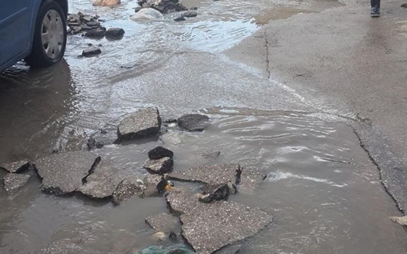 بالصور: انهيار شبكة الصرف الصحي بالخليل