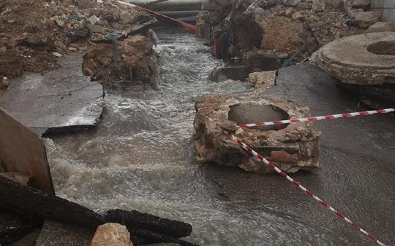 بالصور: انهيار شبكة الصرف الصحي بالخليل