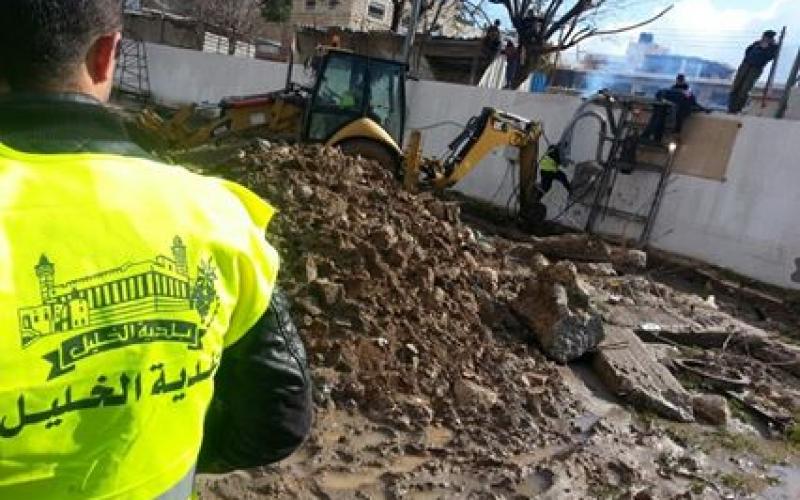 بالصور: انهيار شبكة الصرف الصحي بالخليل