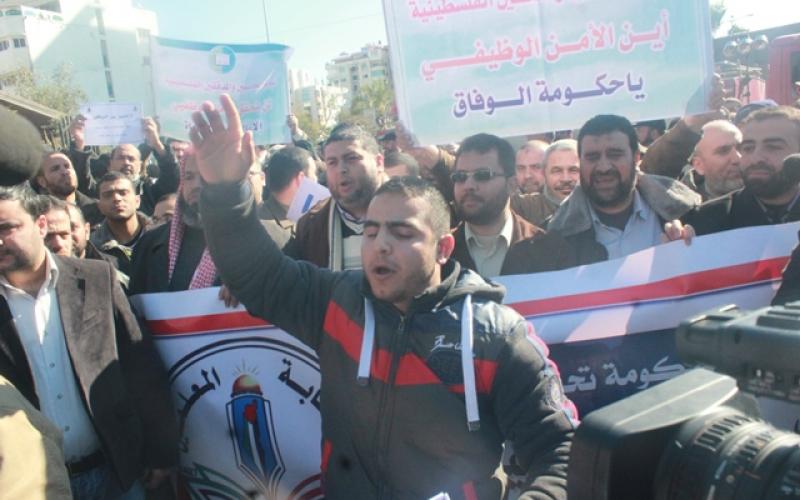 صور: اعتصام الموظفين بمقر مجلس الوزراء