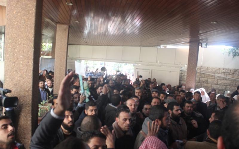 صور: اعتصام الموظفين بمقر مجلس الوزراء