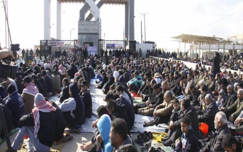 بالصور: المئات يصلون الجمعة في معبر رفح للمطالبة بفتحه