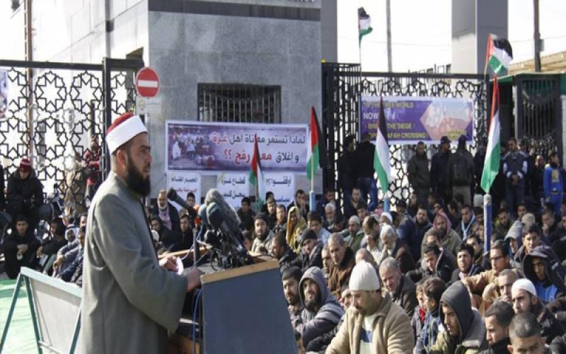 بالصور: المئات يصلون الجمعة في معبر رفح للمطالبة بفتحه
