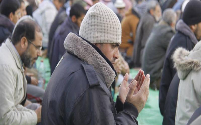 بالصور: المئات يصلون الجمعة في معبر رفح للمطالبة بفتحه