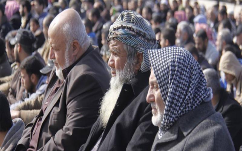 بالصور: المئات يصلون الجمعة في معبر رفح للمطالبة بفتحه