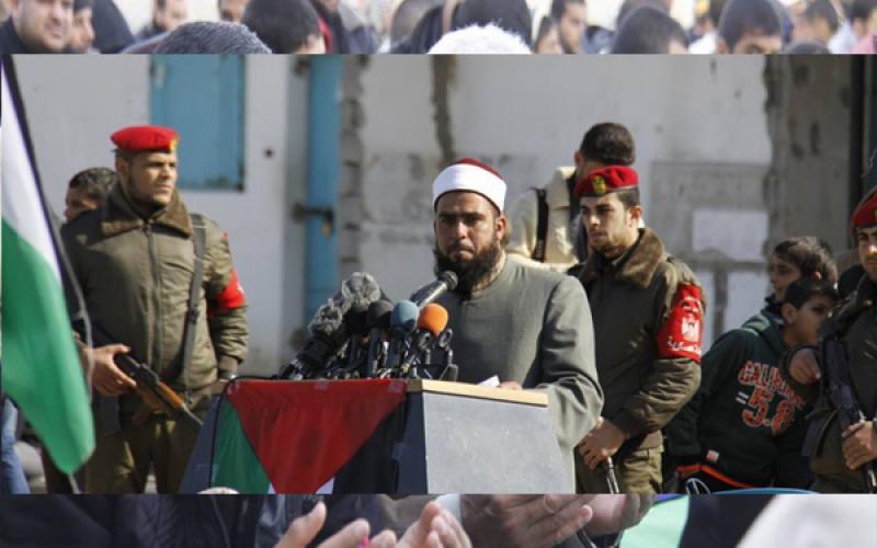 بالصور: المئات يصلون الجمعة في معبر رفح للمطالبة بفتحه