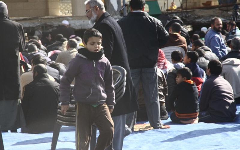 صور: صلاة الجمعة على أنقاض المنازل المدمرة بخانيونس